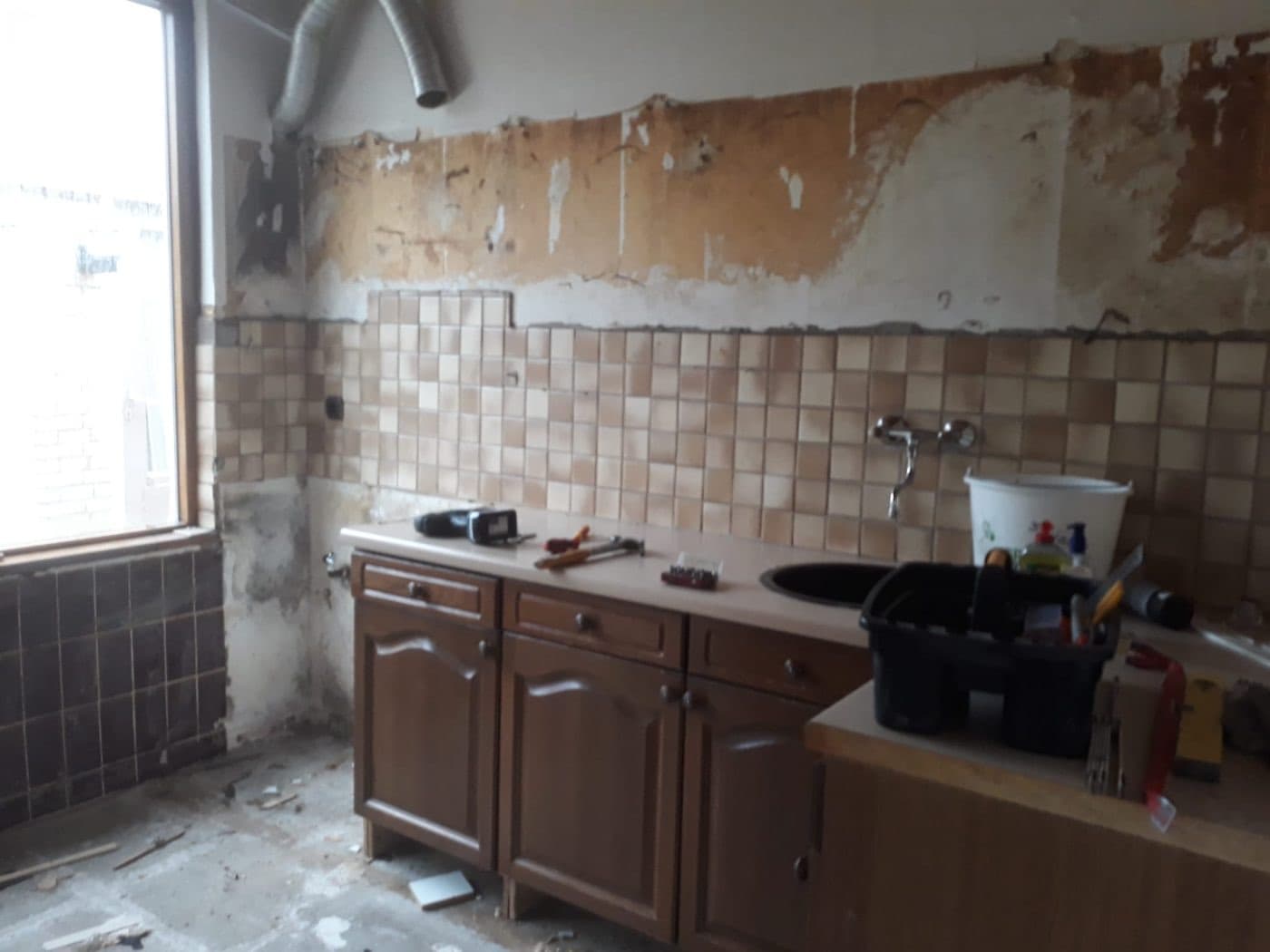 Gesloopte keuken, klaar voor de keukenmonteur